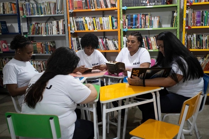 Joseane Silva de Oliveira lee un libro en la biblioteca de la Cárcel para Mujeres Djanira Dolores de Oliveira en Río de Janeiro, el 25 de marzo del 2026. (AP foto/Bruna Prado)