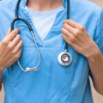 Buscan a la «falsa médica»: atendía con matrícula ajena a pacientes que fallecieron