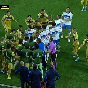 El lío entre los jugadores de Boca y U. Católica que derivó en la temprana amonestación para Paredes