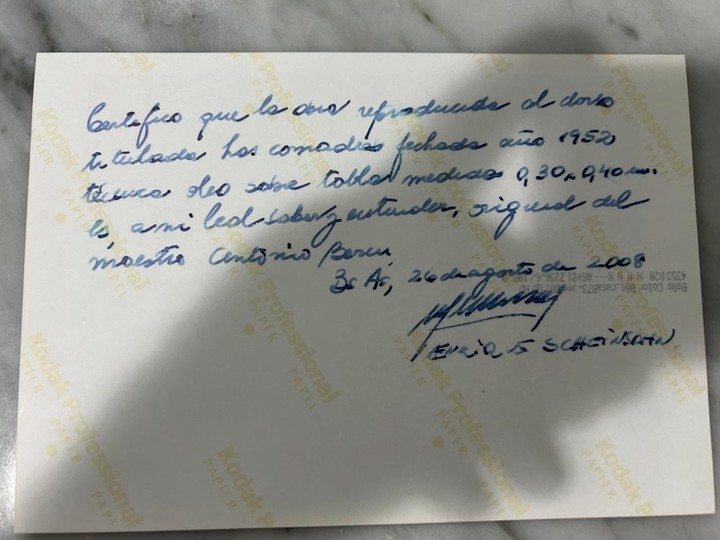 El reverso de la foto de la obra, que certifica que es un Berni, firmado por Enrique Scheinsohn, experto en arte argentino, martillero y fundador de la galería Vermeer, que me envió el coleccionista. Foto: gentileza.