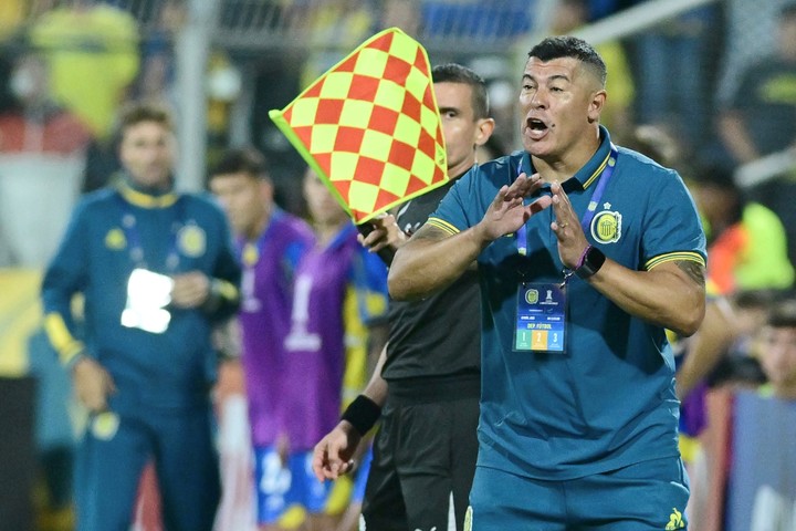 Almirón reconoció la labor de su equipo. EFE/ Sebastián Granata