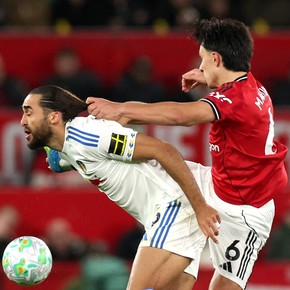 Lisandro Martínez volvió a jugar para el United y se fue expulsado por tirarle el pelo a un rival