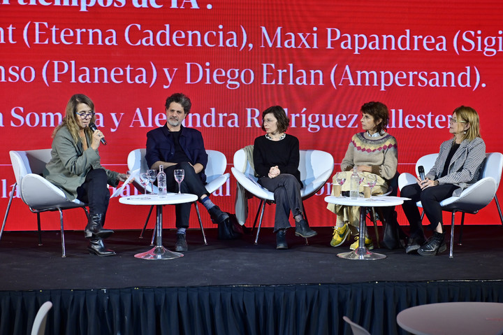 Leonora Djament (CENTRO)(Eterna Cadencia) Maxi Papandrea (Sigilo) Paula Pérez Alonso (Planeta). Foto: Matías Martin Campaya.