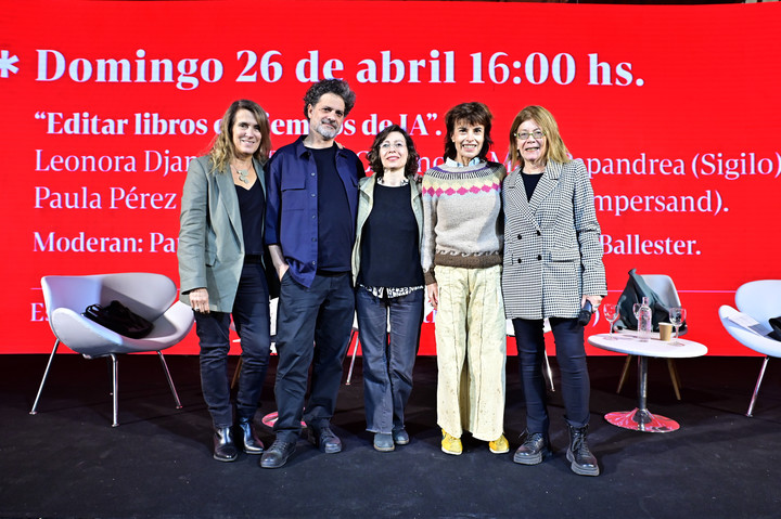 Leonora Djament (CENTRO)(Eterna Cadencia) Maxi Papandrea (Sigilo) Paula Pérez Alonso (Planeta). Foto: Matías Martin Campaya