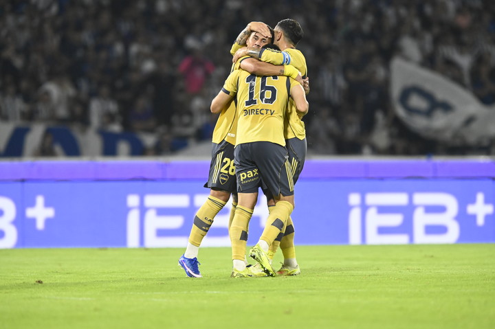 El festejo de Boca con Bareiro, Merentiel y Paredes en el piso (Ariel Carreras / Olé).