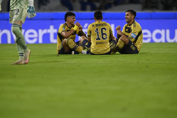 El festejo de Boca con Bareiro, Merentiel y Paredes en el piso (Ariel Carreras / Olé).