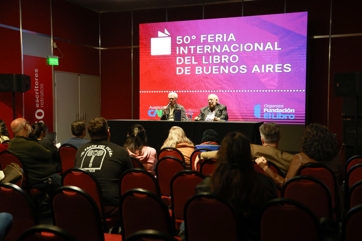 Guillermo Schavelzon y Alejandro Vaccaro presentaron el libro “El enigma oficio”. Foto: Victoria Gesualdi.