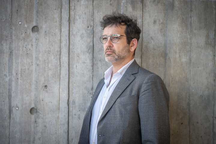 El escritor Gonzalo Garcés retratado en la Biblioteca Nacional. Foto: Federico Lopez Claro.