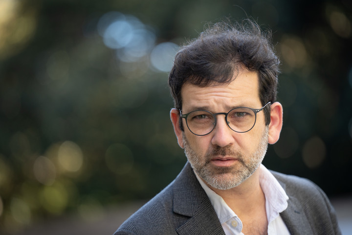 El escritor Gonzalo Garcés retratado en la Biblioteca Nacional. Foto: Federico Lopez Claro.