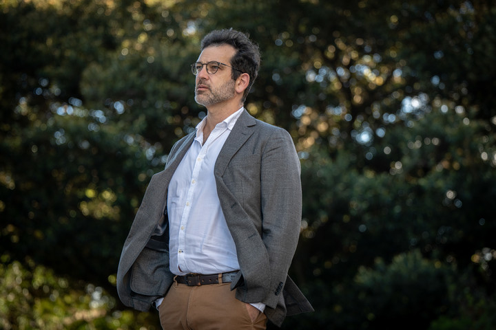 El escritor Gonzalo Garcés retratado en la Biblioteca Nacional. Foto: Federico Lopez Claro.