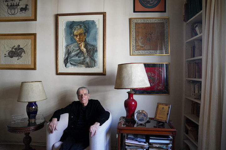 El escritor y filósofo argentino Juan José Sebreli en su casa en 2024. Foto: Maxi Failla.