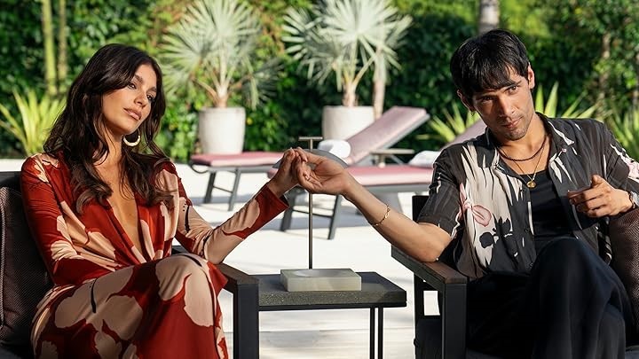 Roxana y Teddy, dos personajes clave, a cargo de Camila Morrone y Diego Calva.