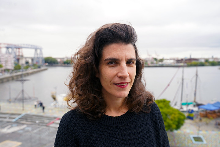 Lucie Haguenauer frente al Riachuelo. 