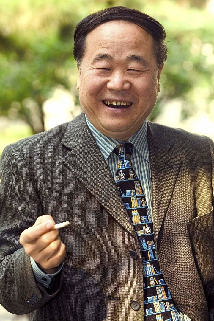 Mo Yan laughs en la Universidad de Beijing en 2005. REUTERS/Stringer 