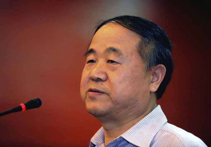 El escritor chino Mo Yan ofrece una rueda de prensa en su localidad natal, Gaomi en la porvincia de Shandong (China) en 2012. EFE/Wang Wei 