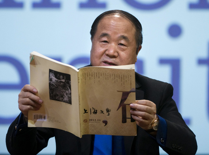 Mo Yan of China, leyendo su libro en la Universidad de Estocolmo. (AP Photo/Fredrik Sandberg) 