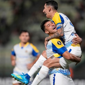 Central goleó 3-0 a Universidad Central y Di María hizo historia