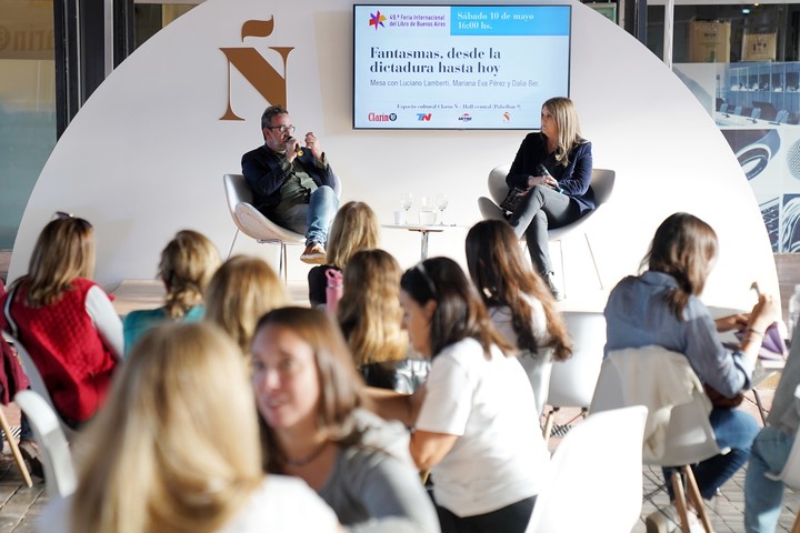 Luciano Lamberti, premio Clarín Novela 2023, en el espacio cultural de Clarín en 2025. Foto: Martín Bonetto.