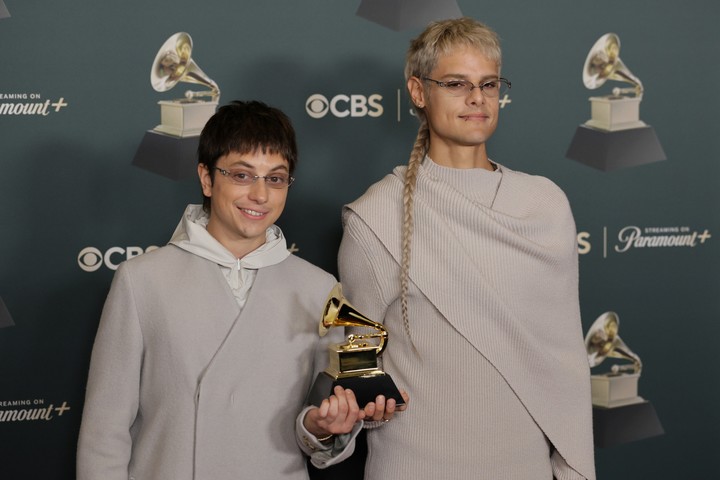 Paco Amoroso y CA7RIEL (R) ya ganaron el Grammy al mejor álbum de rock latino o alternativo por "Papota". Foto EFE 