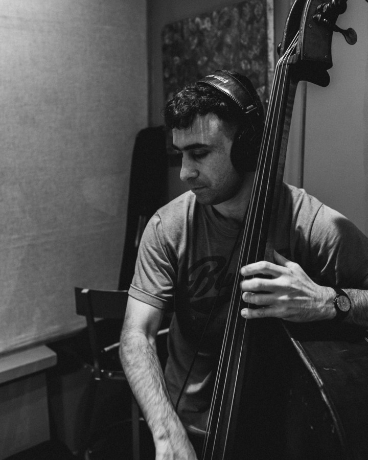 El contrabajista Sebastián de Urquiza actuará al frente de su octeto, este domingo, en el Palacio Libertad. Foto de prensa