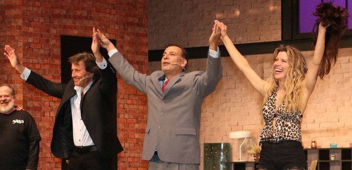 Gustavo Bermúdez, Martín Bossi y Laurita Fernández, en "La cena de los tontos. Foto: Movilpress