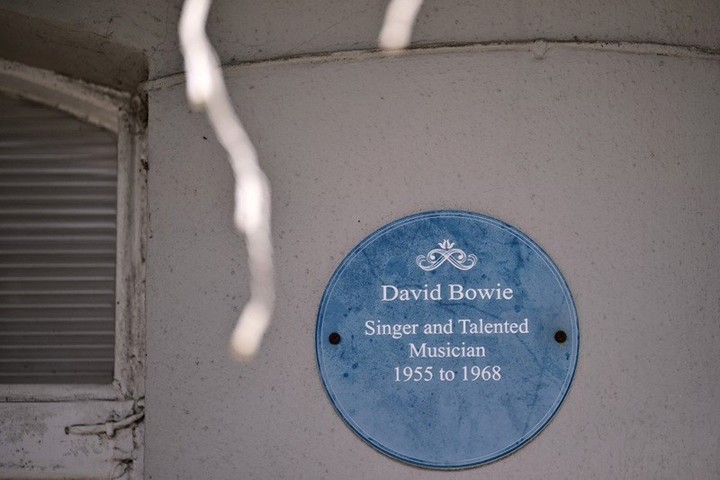 Placa en la antigua casa de David Bowie en Bromley, en las afueras de Londres, el 11 de marzo de 2026. © Ben STANSALL / AFP