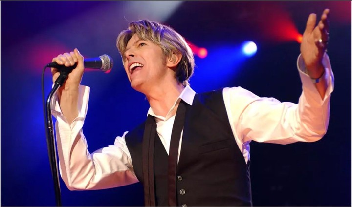 El cantante británico David Bowie, el 1 de julio de 2002 en París, durante un concierto en la capital francesa. © Bertrand GUAY / AFP