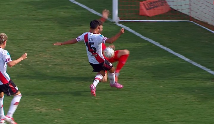 Fausto Vera definió abajo del arco a los 16' primer tiempo pero el defensor Campi frenó gol con la mano ante Barracas.
