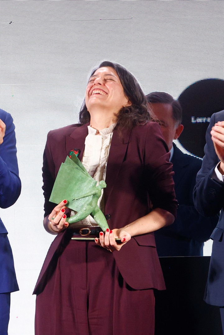 La escritora argentina Samantha Schweblin posa para los medios tras proclamarse ganadora del primer Premio Aena de Narrativa Hispanoamericana, dotado con un millón de euros. EFE/ Quique García