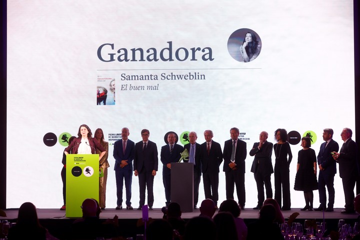 La escritora argentina Samantha Schweblin posa para los medios tras proclamarse ganadora del primer Premio Aena de Narrativa Hispanoamericana, dotado con un millón de euros. EFE/ Quique García