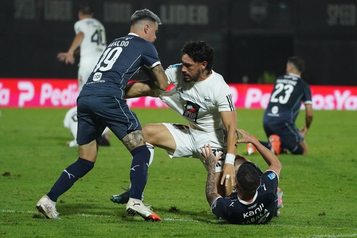 La disputa entre Flores y Zabala en Deportivo Riestra vs Independiente. Ya se metió Abaldo. (Juano Tesone). 