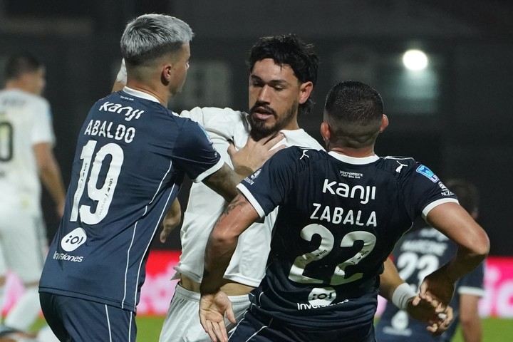 La disputa entre Flores y Zabala en Deportivo Riestra vs Independiente, con Abaldo que intenta separar (Juano Tesone). 