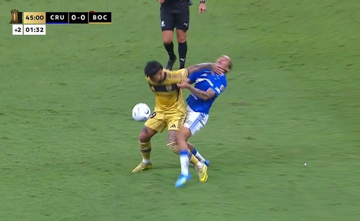 El manotazo que le costó la segunda amarilla a Bareiro.