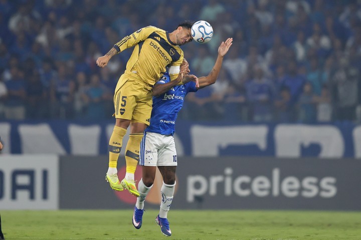 Leandro Paredes contra Matheus Pereira (AP). 