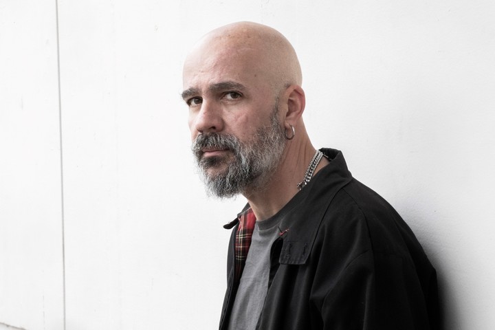 Afonso Cruz, autor de Vamos a comprar un poeta (Libros del Asteroide), retratado en Buenos Aires. Foto: gentileza.