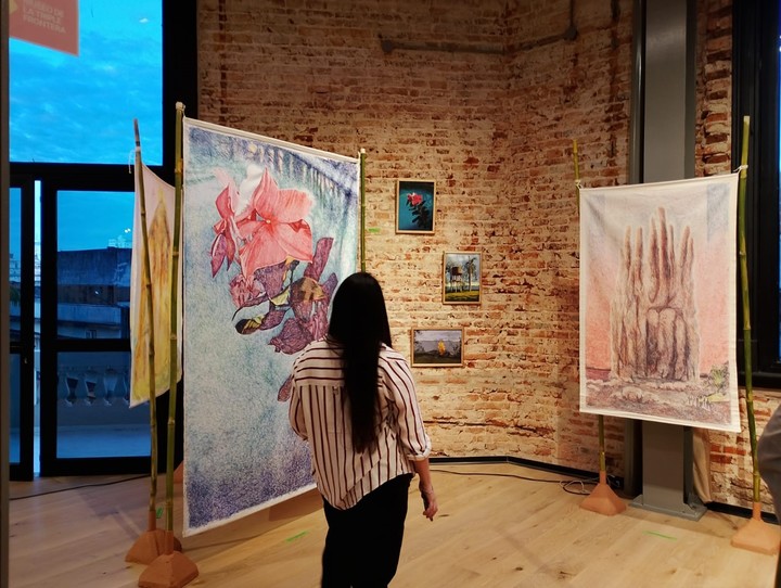 Pinturas de Santiago Krause montadas en cañas de tacuara. Gentileza