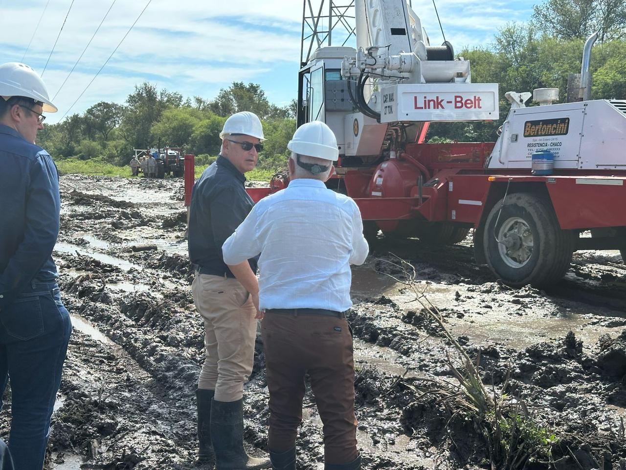 COLONIA POPULAR: AVANZAN LAS OBRAS DEFINITIVAS PARA REPARAR LA LÍNEA DE ALTA TENSIÓN DAÑADA POR EL TORNADO