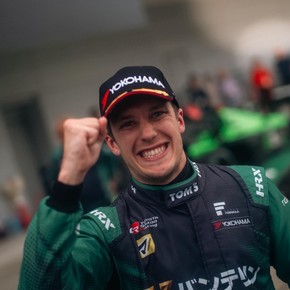 Sacha Fenestraz ganó una caótica carrera bajo la lluvia en Japón tras remontar desde el 14° puesto