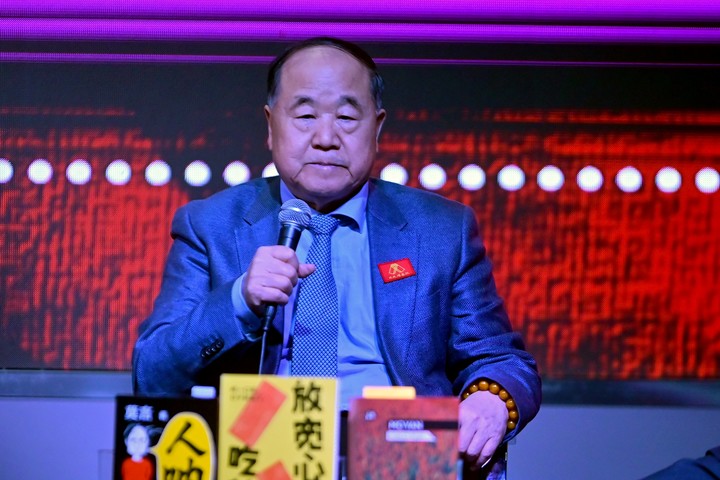 Mo Yan conversa sobre cómo la literatura china se cruza con la occidental. Foto Matías Martín Campaya.