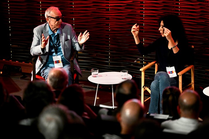 Los escritores y periodistas Juan José Millás y Leila Guerriero participaron en el panel "La realidad en disputa" en la primera jornada del festival por los 50 años de El País. Foto: Cézaro De Luca