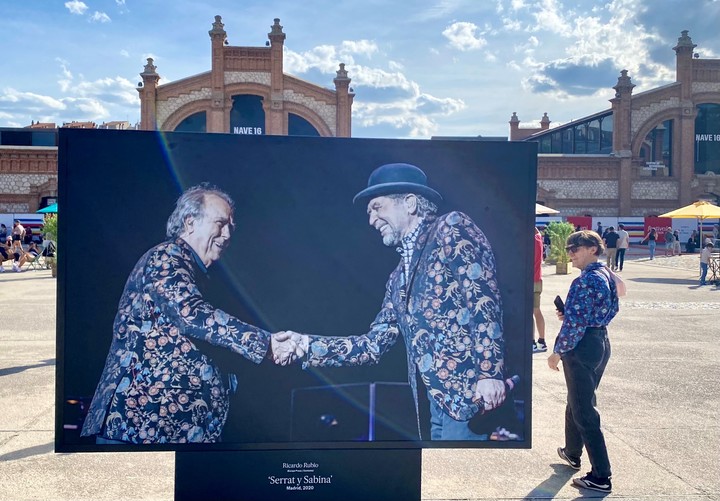 Un retrato de Joaquín Sabina y Joan Manuel Serrat durante una gira integra "Momentos", la muestra fotográfica que recorre los 50 años de El País. Foto: Cézaro De Luca