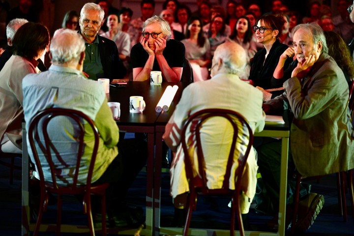 Escritores, cantantes, actores, directores y periodistas recrearon para el público la mítica tertulia del Café Gijón. Participaron Manuel Vicent (de espaldas a la derecha), Joan Manuel Serrat (der.), Leonor Watling (1ra. der.), Víctor Manuel, Ana Belén, David Trueba y Juan Cruz, entre otros. Foto: Cézaro De Luca