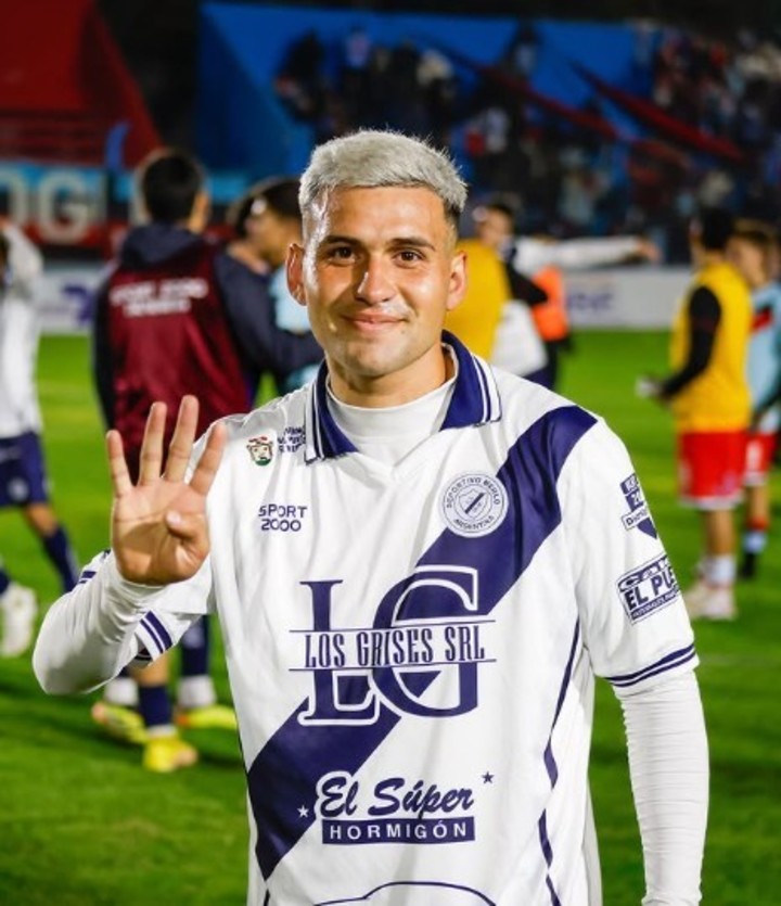 El goleador de la noche en Adrogué. @csdeportivomerlo