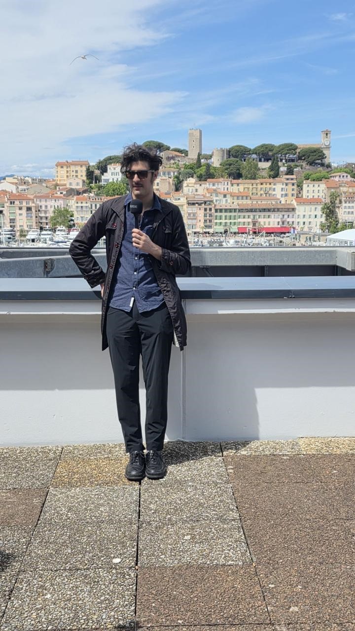 Federico Luis en la Terraza de los periodistas, con el Castillo del Castre de fondo.