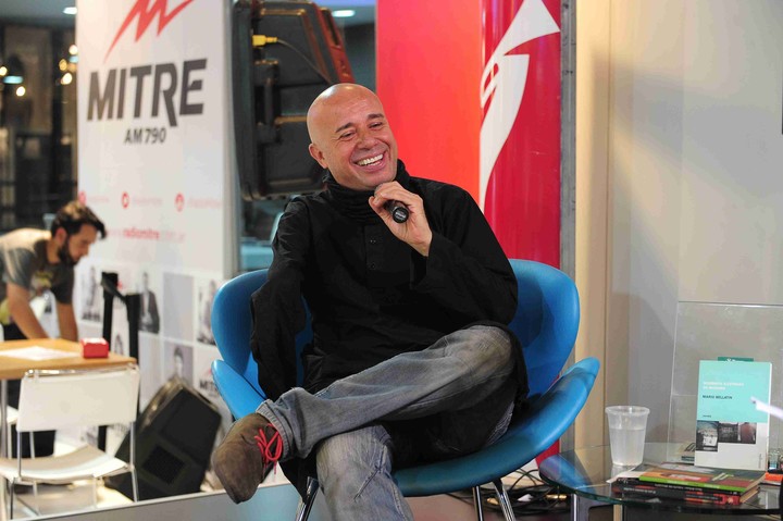 Mario Bellatin, cuando estuvo en el stand de Clarín en la Feria del libro, en 2014. Archivo