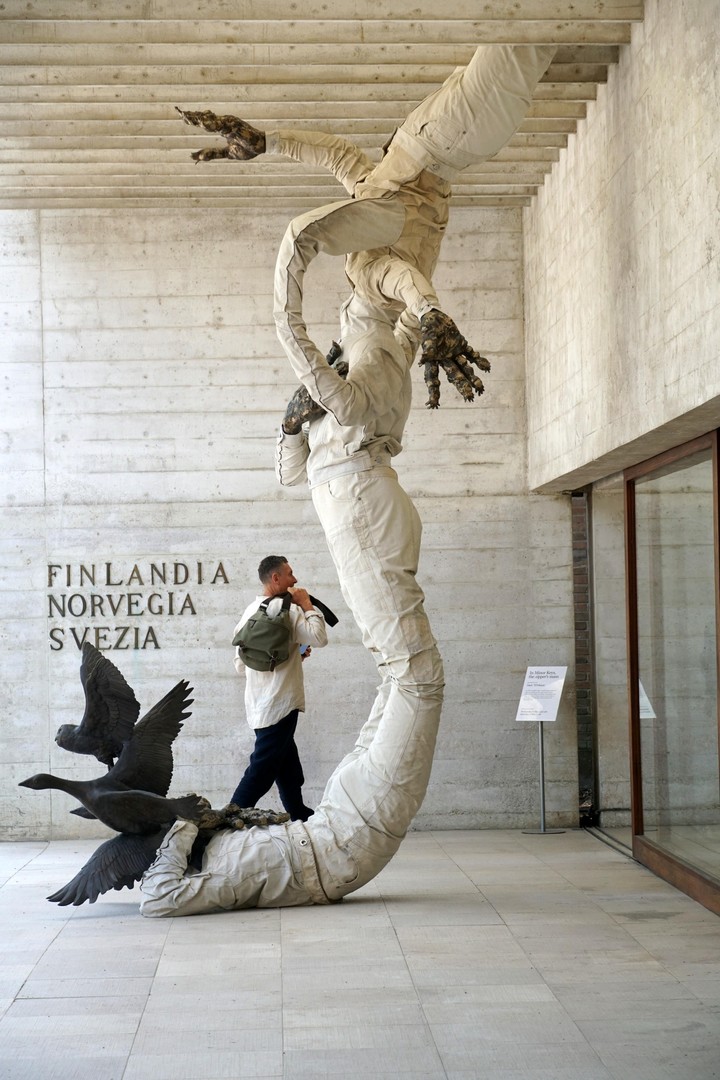 Una obra expuesta en la entrada del Pabellón de los Países Nórdicos en la 61.ª Bienal de Arte de Venecia, en Venecia (Italia), el 8 de mayo de 2026. Foto: EFE/EPA/ANDREA MEROLA
