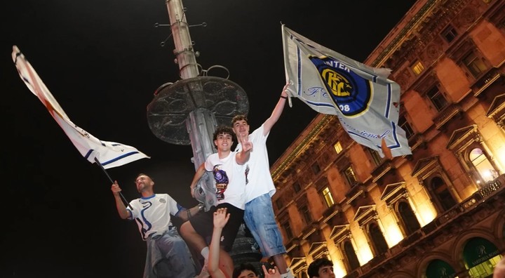 La fiesta de los tifosi en el Duomo.