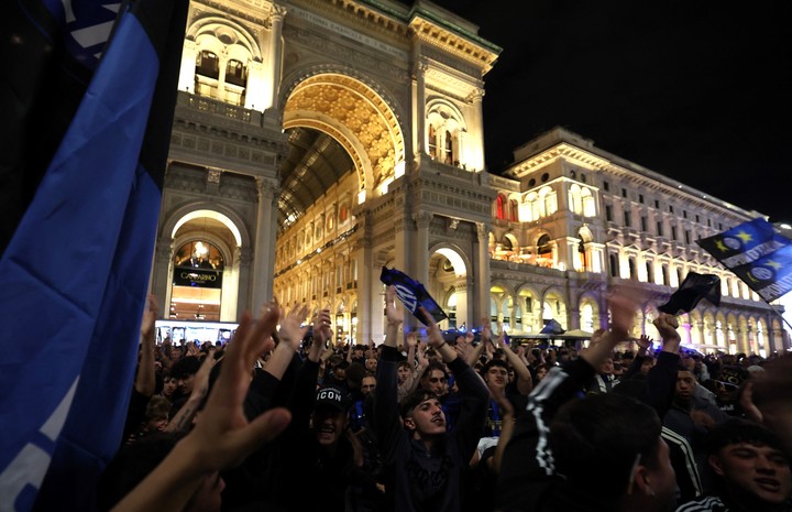 La fiesta de los tifosi del Inter en la plaza del Duomo (Reuters). 