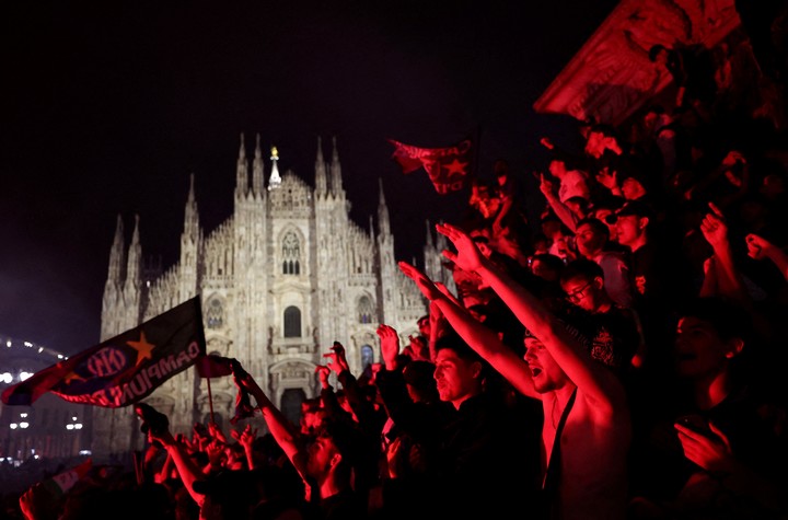 La fiesta de los tifosi del Inter en la plaza del Duomo (Reuters). 
