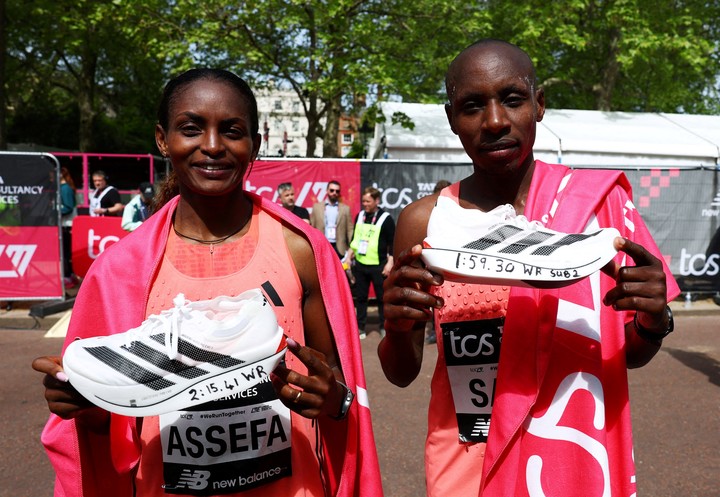 Sabastian Sawe y Tigst Assefa muestran las Adidas Pro Evo 3 tras lograr marcas históricas en el Maratón de Londres. (Foto: Reuters)